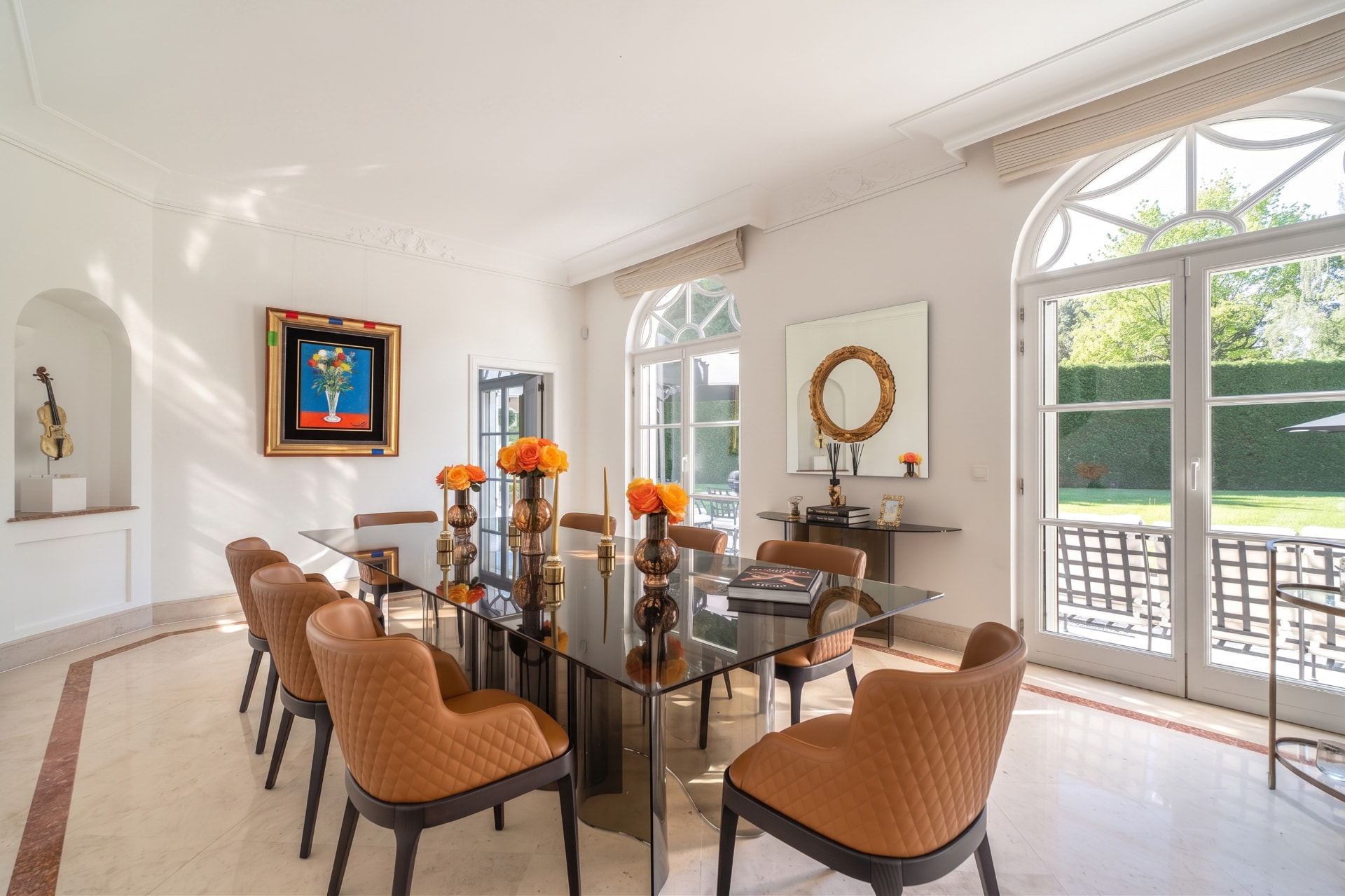 Salle à manger ouverte sur les jardins de la résidence