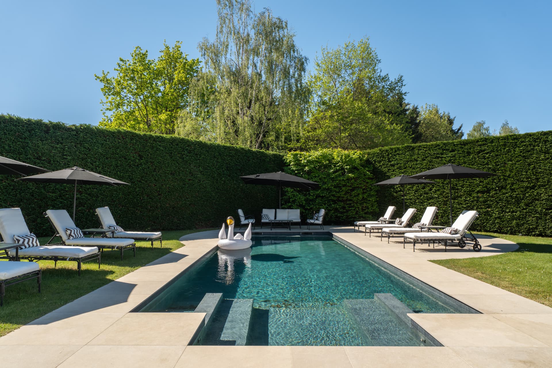 Piscine extérieure entourée de verdure